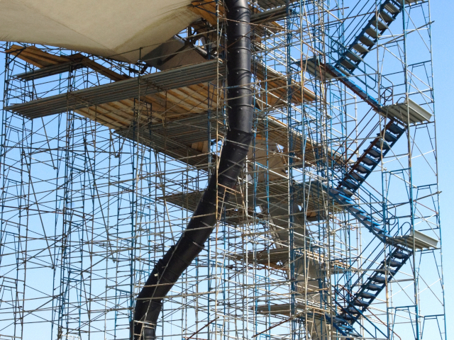 External plastic chute on scaffolding